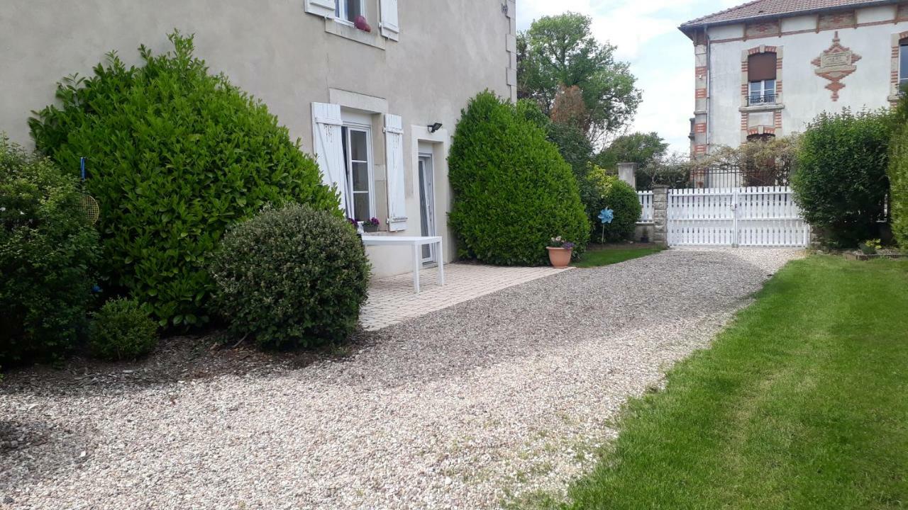 Gite Aux Lauriers Lacroix-sur-Meuse Exteriér fotografie